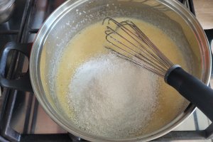 Desert prajitura cu crema de cocos si blaturi in doua culori