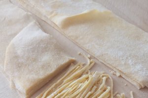 Ciorba cu perisoare din carne de porc si taitei de casa