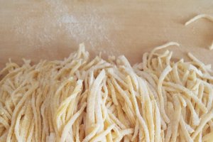 Ciorba cu perisoare din carne de porc si taitei de casa
