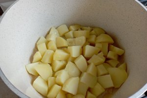 Salata cu cartofi, masline si somon