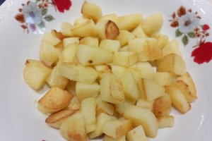 Salata cu cartofi, masline si somon