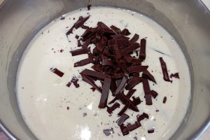 Desert tort cu biscuiti oreo, ciocolata si mure