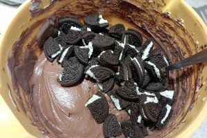 Desert tort cu biscuiti oreo, ciocolata si mure