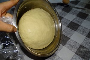 Desert cornuri pufoase cu gem de prune si nuca macinata