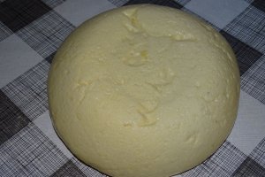 Desert cornuri pufoase cu gem de prune si nuca macinata