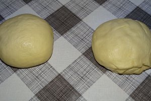 Desert cornuri pufoase cu gem de prune si nuca macinata