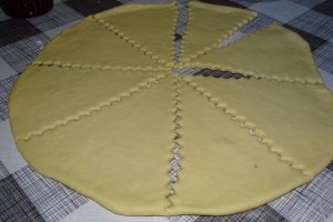 Desert cornuri pufoase cu gem de prune si nuca macinata