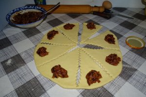Desert cornuri pufoase cu gem de prune si nuca macinata