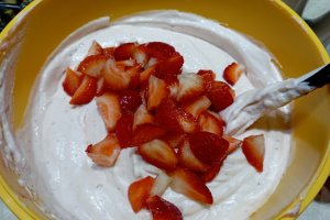 Desert tort cu capsuni si ciocolata