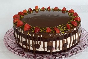 Desert tort cu capsuni si ciocolata