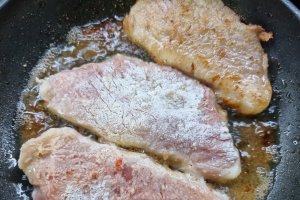 Reteta de felii de vitel cu ciuperci si cascaval