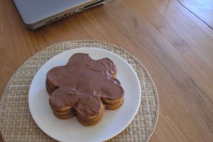 Tort de biscuiti cu branza, cacao si scortisoara