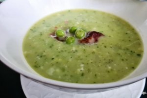 Reteta de supa crema de dovlecel, mazare si parmezan