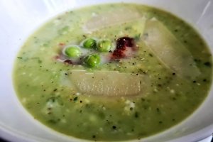 Reteta de supa crema de dovlecel, mazare si parmezan