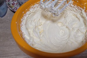 Reteta de tort cu blat umed cu afine, mascarpone si jeleu de capsuni