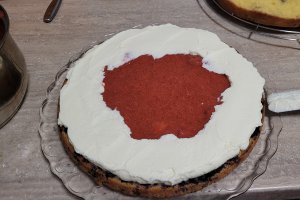 Reteta de tort cu blat umed cu afine, mascarpone si jeleu de capsuni