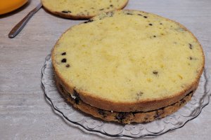 Reteta de tort cu blat umed cu afine, mascarpone si jeleu de capsuni