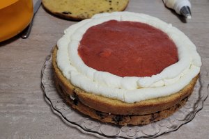 Reteta de tort cu blat umed cu afine, mascarpone si jeleu de capsuni