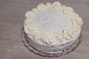 Reteta de tort cu blat umed cu afine, mascarpone si jeleu de capsuni