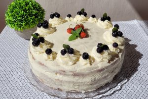Reteta de tort cu blat umed cu afine, mascarpone si jeleu de capsuni
