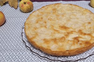 Reteta de placinta cu mere feliate, in aluat