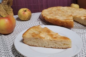 Reteta de placinta cu mere feliate, in aluat