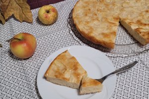 Reteta de placinta cu mere feliate, in aluat