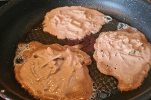 Reteta de mini clatite cu mere si faina de roscove