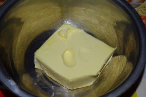 Reteta de prajitura cu fondant si un mot de frisca