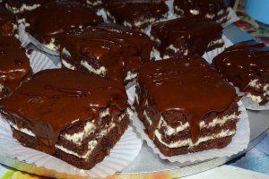 Reteta de prajitura cu fondant si un mot de frisca