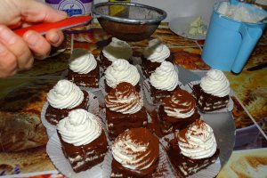 Reteta de prajitura cu fondant si un mot de frisca