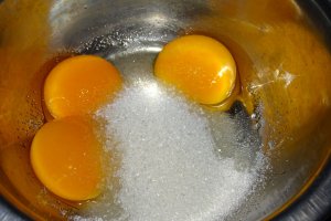 Reteta de prajitura cu blat de bezea si mousse de ciocolata alba si cafea espresso