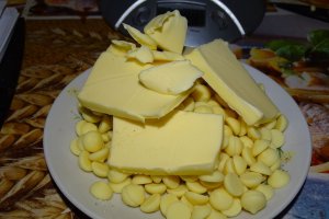 Reteta de prajitura cu blat de bezea si mousse de ciocolata alba si cafea espresso