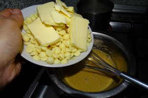 Reteta de prajitura cu blat de bezea si mousse de ciocolata alba si cafea espresso