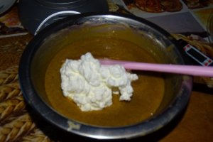 Reteta de prajitura cu blat de bezea si mousse de ciocolata alba si cafea espresso