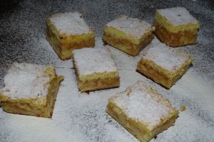 Reteta de placinta cu mere si aluat cu unt