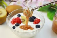 5 idei de mic dejun sănătos cu miere de Manuka