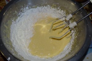 Reteta de rulouri cu bezea si alune de padure