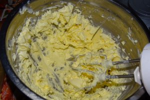 Reteta de tort cu crema de vanilie cu unt si krant