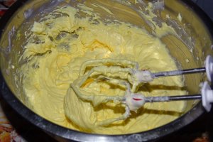 Reteta de tort cu crema de vanilie cu unt si krant