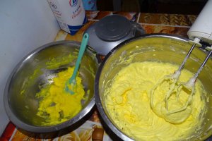 Reteta de tort cu crema de vanilie cu unt si krant