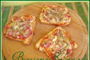 Pizza pe felii de paine