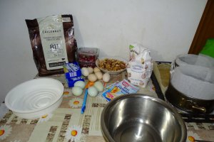 Reteta de tort cu crema de unt cu ciocolata si jeleu de coacaze rosii