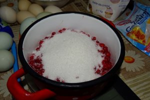 Reteta de tort cu crema de unt cu ciocolata si jeleu de coacaze rosii
