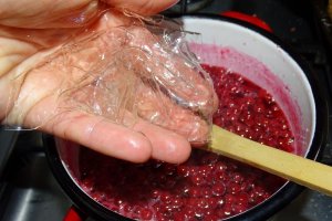 Reteta de tort cu crema de unt cu ciocolata si jeleu de coacaze rosii
