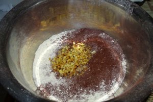 Reteta de tort cu crema de unt cu ciocolata si jeleu de coacaze rosii