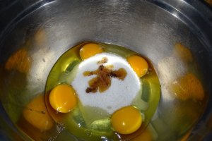 Reteta de tort cu crema de unt cu ciocolata si jeleu de coacaze rosii