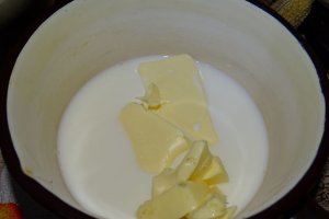 Reteta de tort cu crema de unt cu ciocolata si jeleu de coacaze rosii