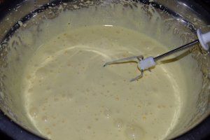 Reteta de tort cu crema de unt cu ciocolata si jeleu de coacaze rosii