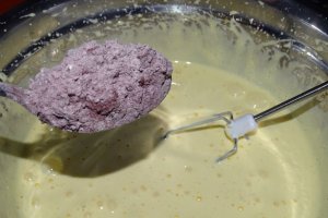 Reteta de tort cu crema de unt cu ciocolata si jeleu de coacaze rosii